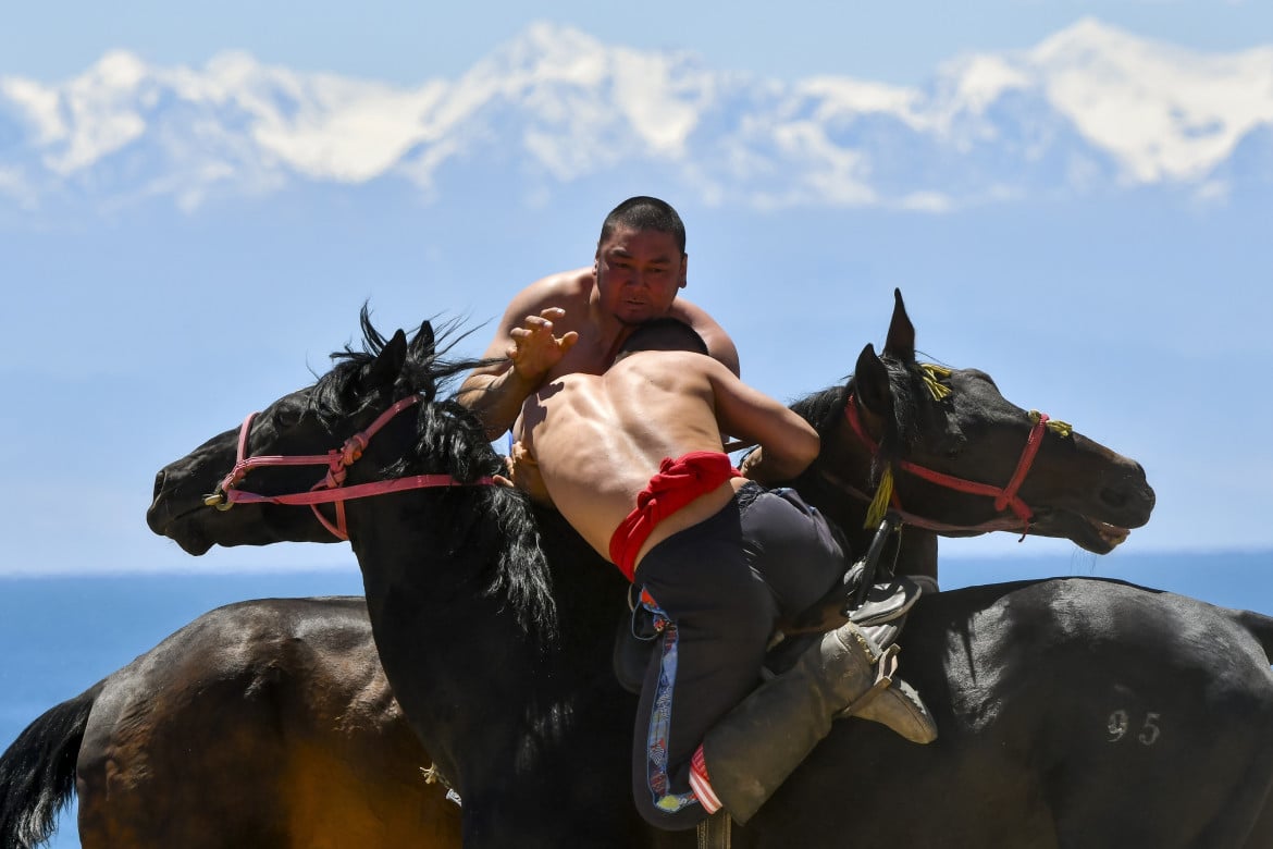 03-i-cavalieri-kirghisi-competono-durante-un-gioco-tradizionale-fuori-dal-villaggio-di-bosteri-in-kirghizistan-vladimir-voronin-ap