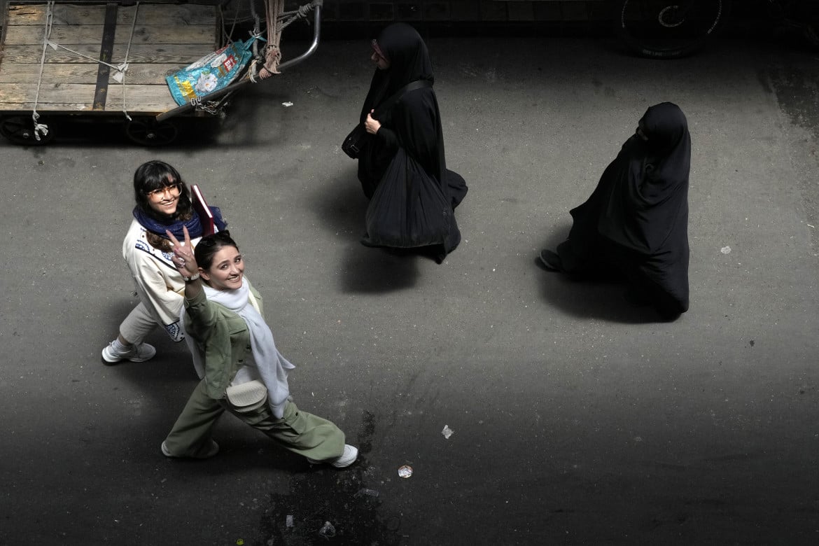 06-donne-iraniane-mostra-un-segno-di-vittoria-a-teheran-durante-le-elezioni-presidenziali-iraniane-vahid-salemi-ap