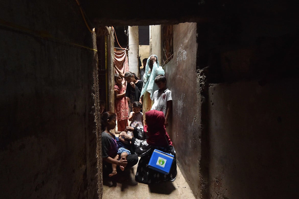 06-un-operatore-sanitario-somministra-il-vaccino-antipolio-a-un-bambino-durante-una-campagna-di-vaccinazione-porta-a-porta-a-karachi-in-pakistan-shahzaib-akber-ansa