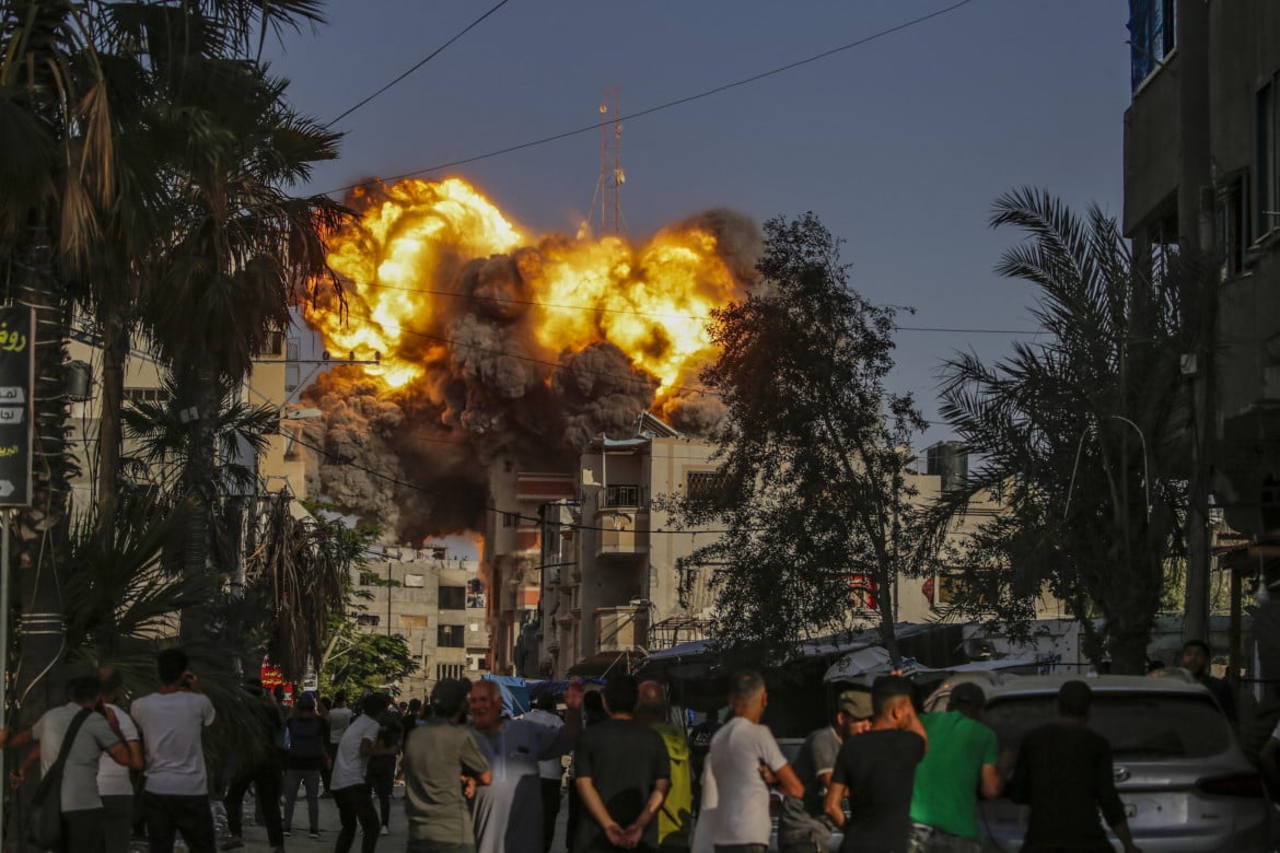 07-unesplosione-a-seguito-di-un-attacco-aereo-israeliano-sul-campo-profughi-di-al-bureije-nel-sud-della-striscia-di-gaza-mohammed-saber-ansa