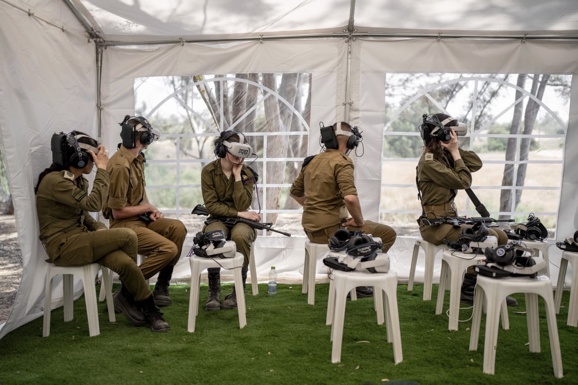 09-soldati-israeliani-guardano-un-tour-virtuale-della-distruzione-vicino-al-sito-del-festival-musicale-tribe-of-nova-nel-sud-di-israele-un-nuovo-tipo-di-turismo-e-emerso-in-israele-n