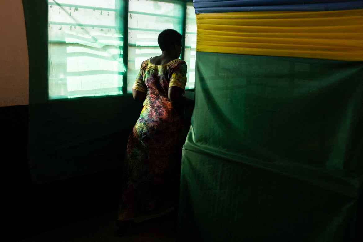 04-un-elettore-entra-in-una-cabina-elettorale-a-kigali-durante-le-elezioni-generali-ruandesi-guillem-sartorio-getty-images