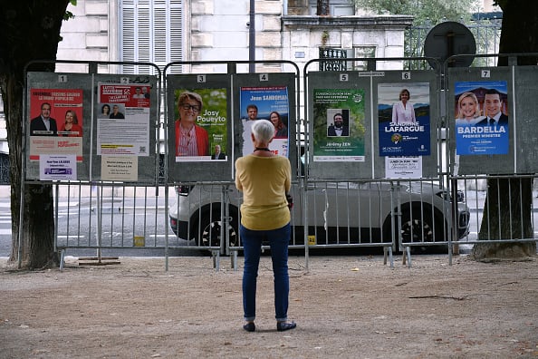 Manifesti elettorali a Pau in Francia