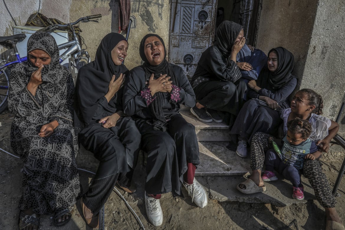 05-donne-palestinesi-piangono-i-loro-parenti-uccisi-in-un-attacco-aereo-israeliano-sulla-scuola-al-awda-nella-citta-di-abasan-a-est-di-khan-yunis-abed-rahim-khatib-ap