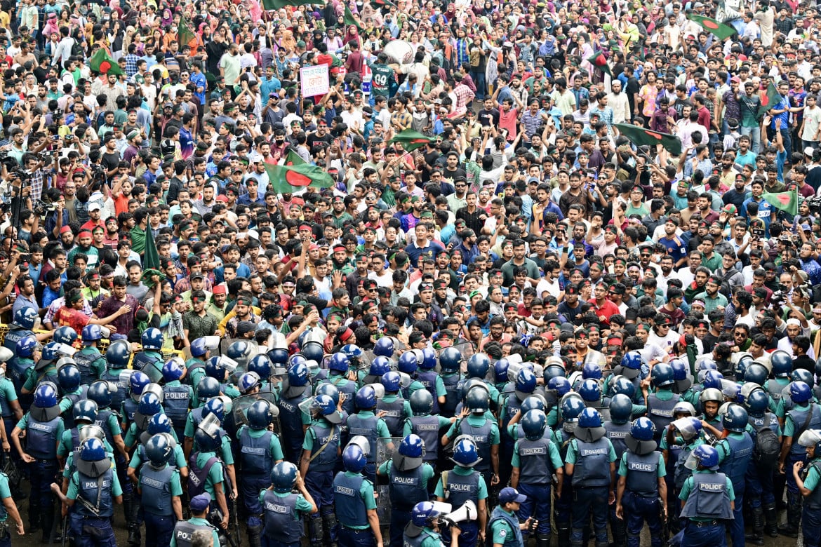 07-studenti-si-scontrano-con-la-polizia-durante-una-protesta-per-chiedere-un-sistema-basato-sul-merito-per-i-posti-di-lavoro-nel-servizio-civile-a-dhaka-in-bangladesh-munir-uz-zaman-g