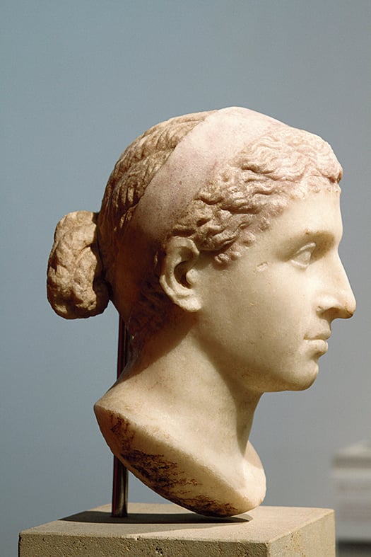 Salvare Cleopatra dagli stereotipi, ordinando le fonti in racconto scenico