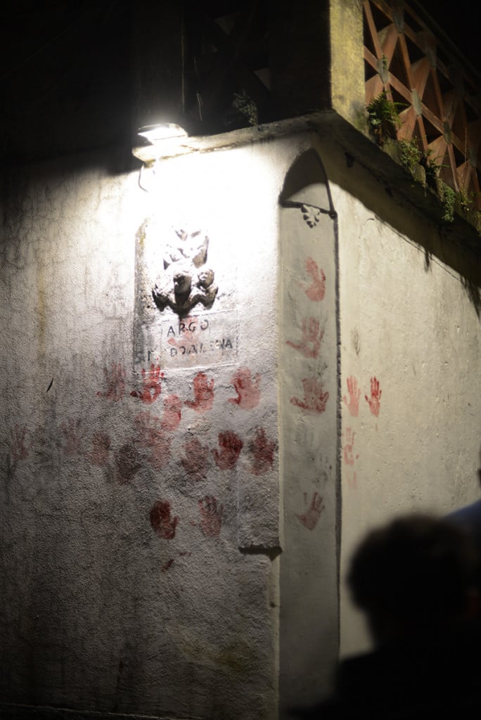 Una parete segnata dal sangue dei vattienti di Verbicaro durante il percorso, Verbicaro 2024, di Valentina De Santis