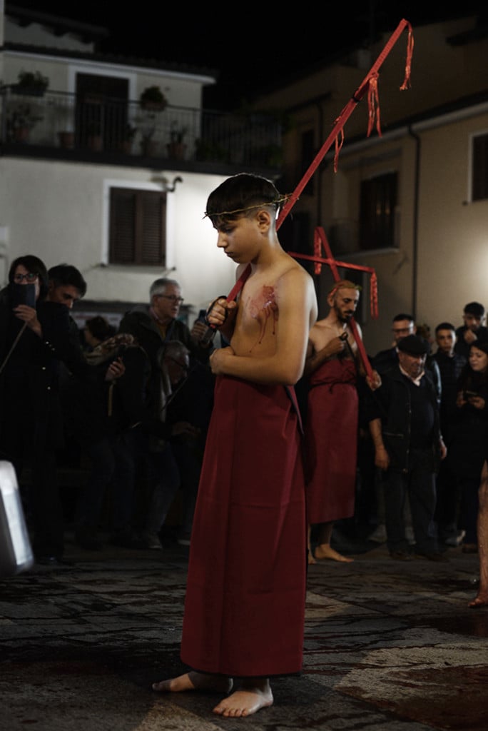 Un ragazzo scelto per rappresentare Ecce Homo, colui che accompagna il vattiente, Nocera Terinese 2024, di Valentina De Santis