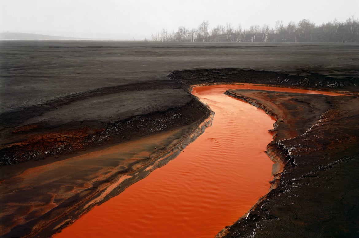 nickel-tailings-34-sudbury-ontario-canada-1996-photo-edward-burtynsky-courtesy-flowers-gallery-london