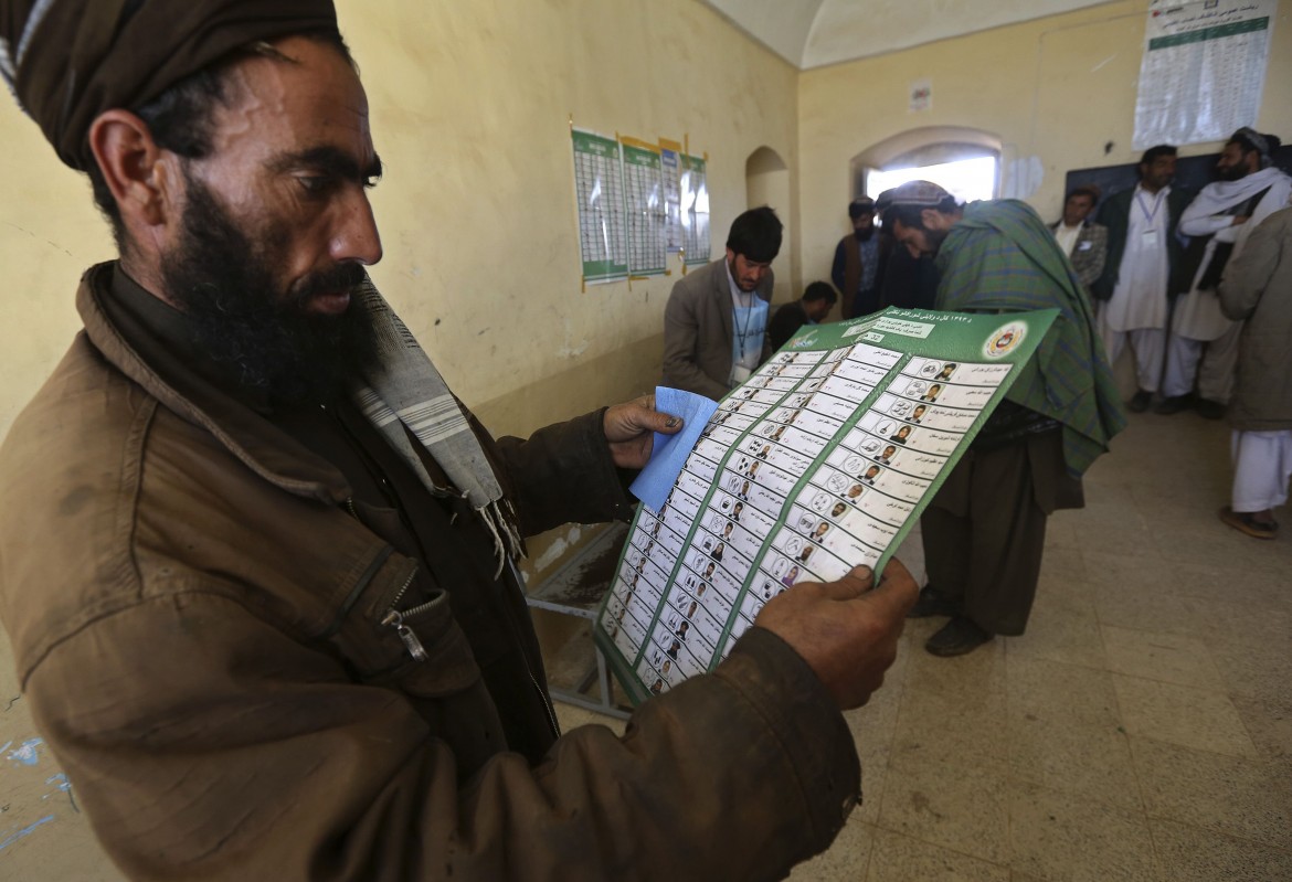 Afghani al voto contro Karzai
