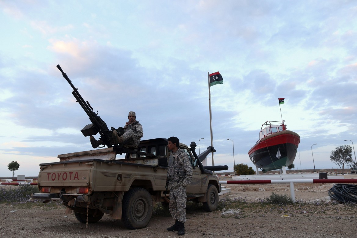 Libia, il premier Zeidan scivola sull’oil di Bengasi