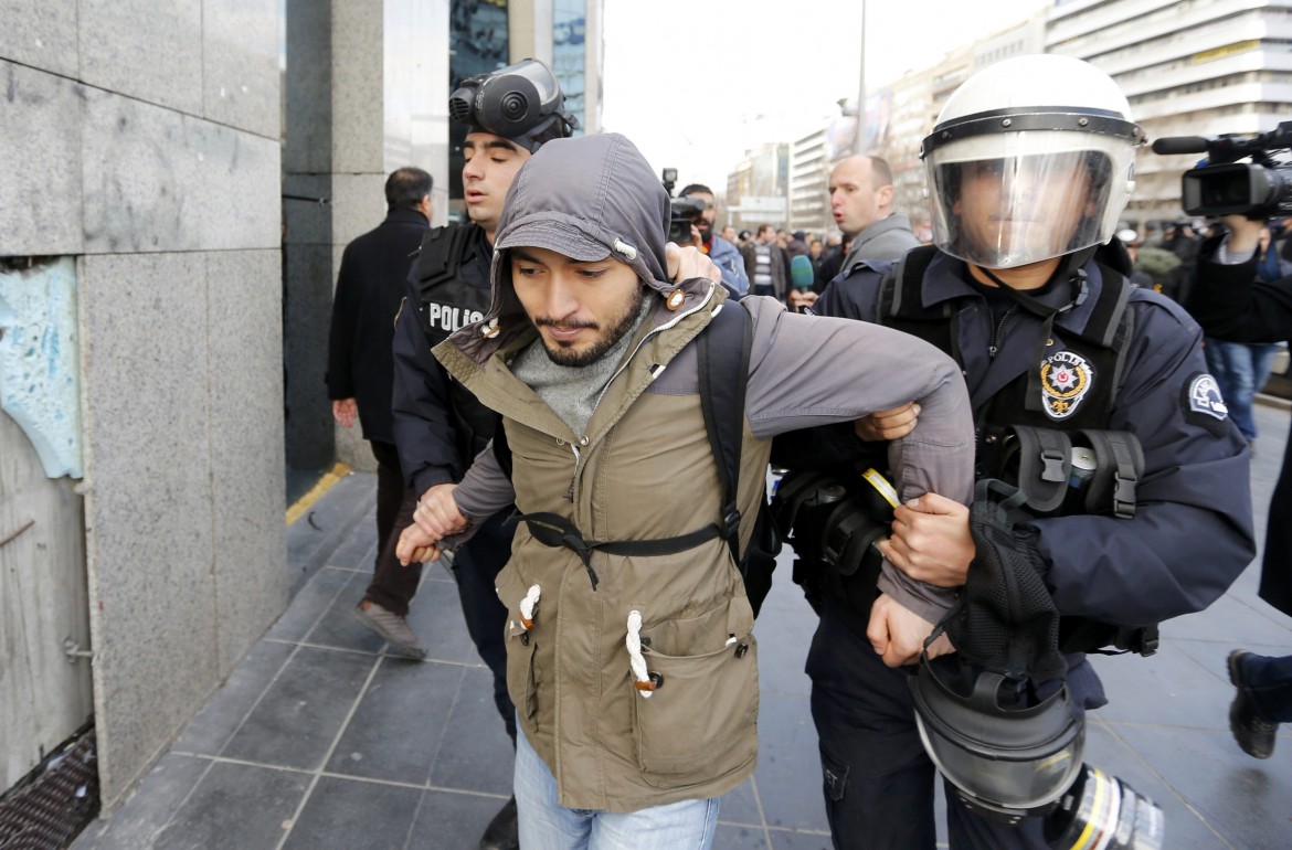 Manifestazioni dopo il funerale del 15enne: scontri e 150 arresti a Istanbul