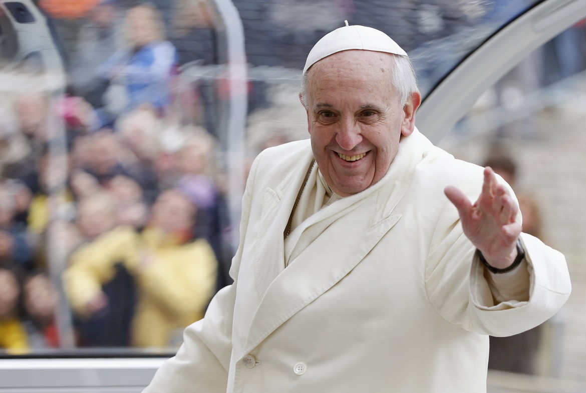 Bergoglio apre ai preti sposati e li riceve a «casa»
