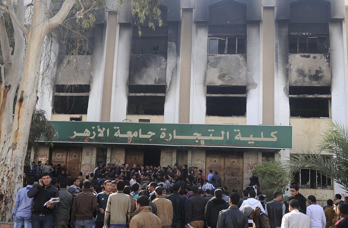 Rivolta al Cairo, in fiamme l’università