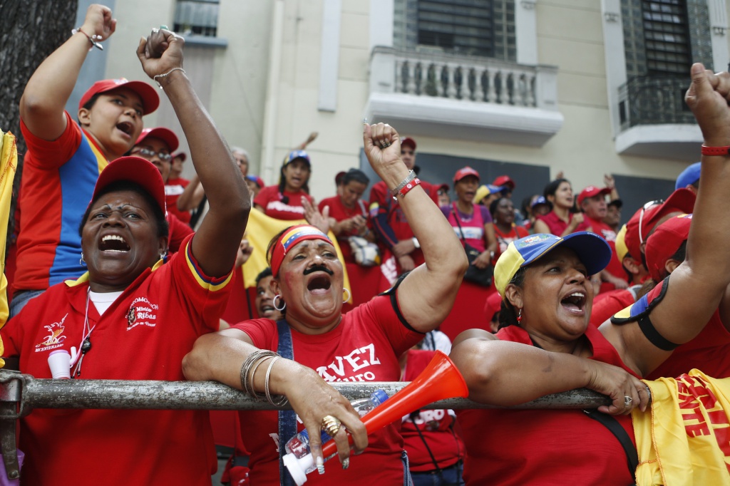 Maduro aumenta il salario, arriva la legge per le otto ore di lavoro