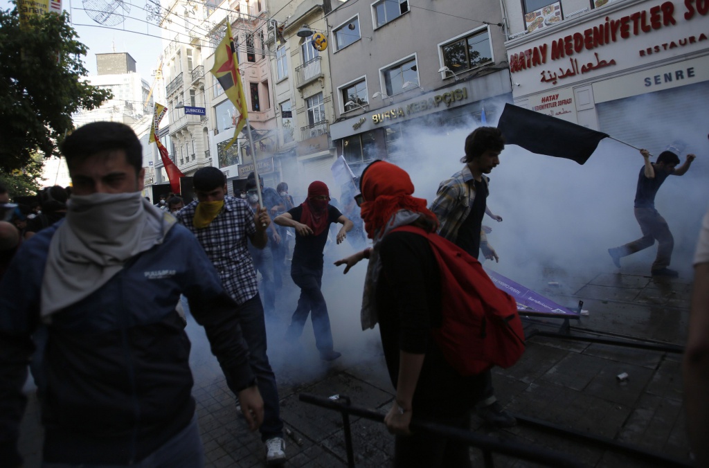 Istanbul in rivolta contro Erdogan, la polizia carica, mille i feriti