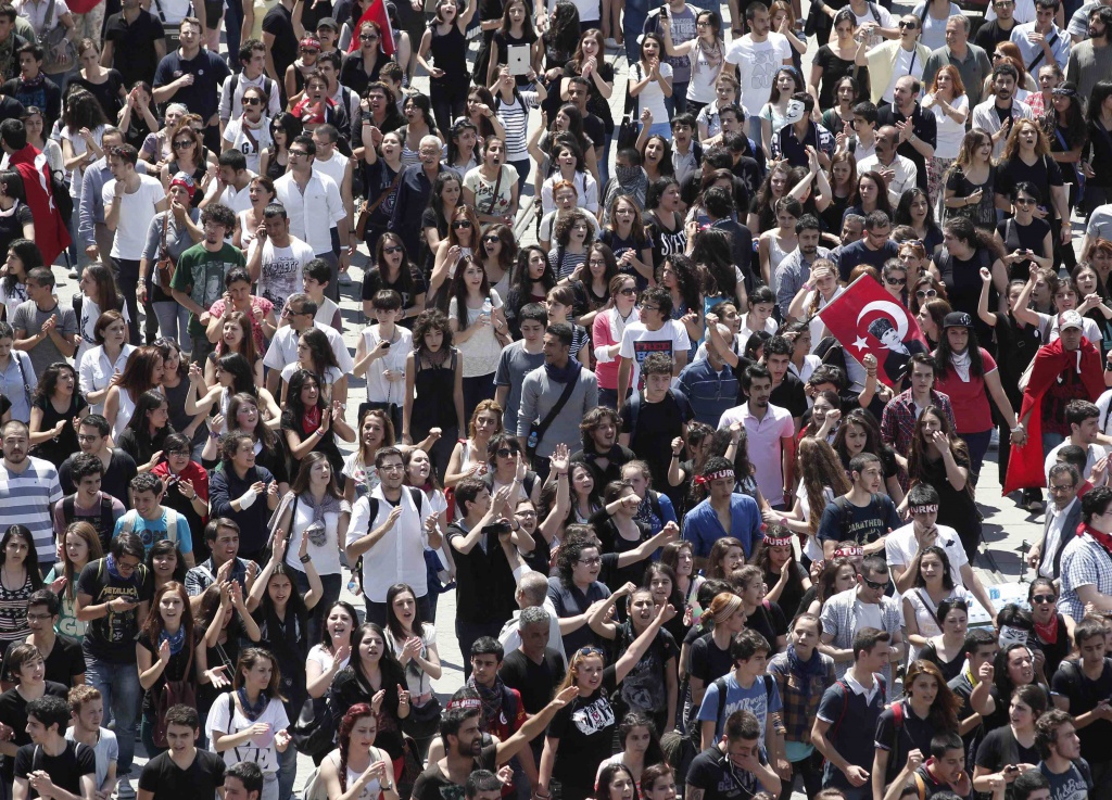 Piazza Taksim cinguetta, il governo maledice