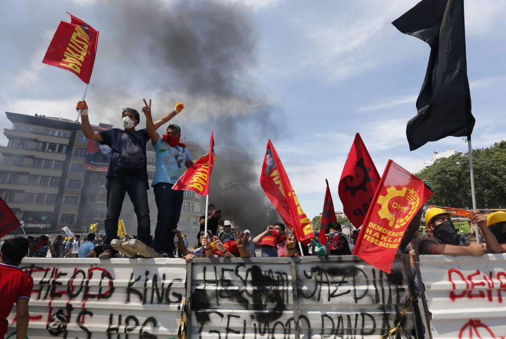 Pugno di ferro contro piazza Taksim