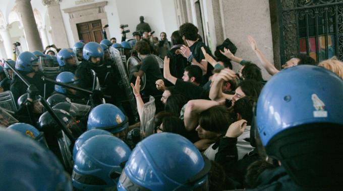 Sette arresti per i tafferugli con la polizia che ha caricato gli studenti alla Statale