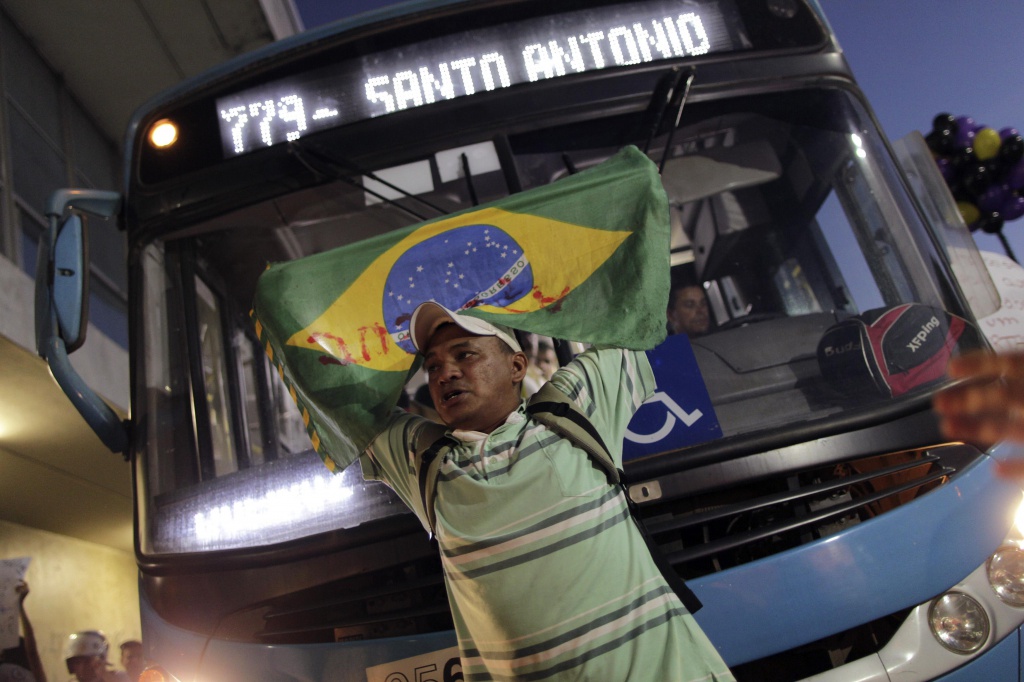 In Brasile il governo cancella gli aumenti dei trasporti. Ma la protesta dilaga