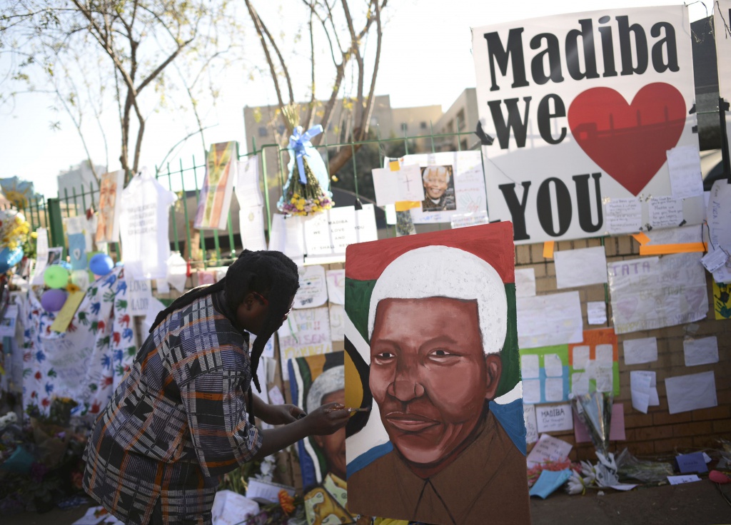 Mandela, la sua gente non lo «lascia andare»