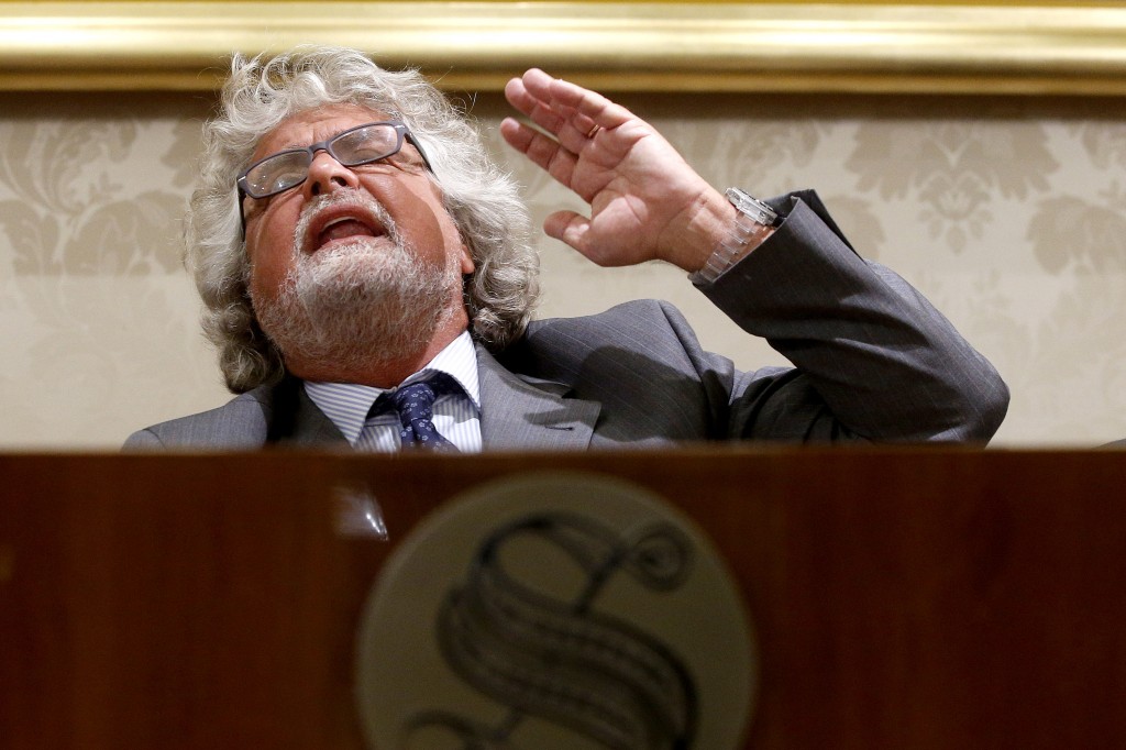 Grillo a Napolitano: “Ormai non siamo più una democrazia, andiamo subito al voto”