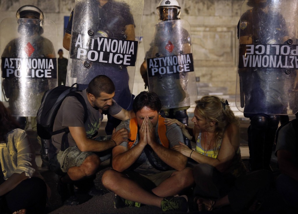 La notte nera di Atene, licenziati per legge 25 mila statali