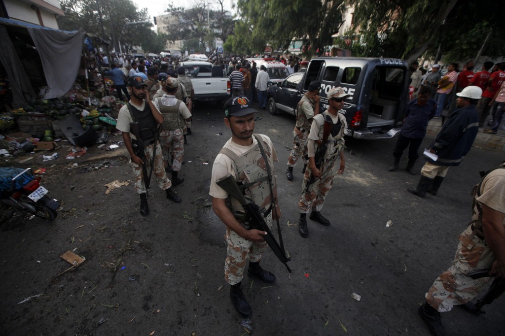 Karachi, uomini armati non identificati
