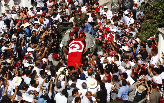 Tunisi, il governo non si dimette