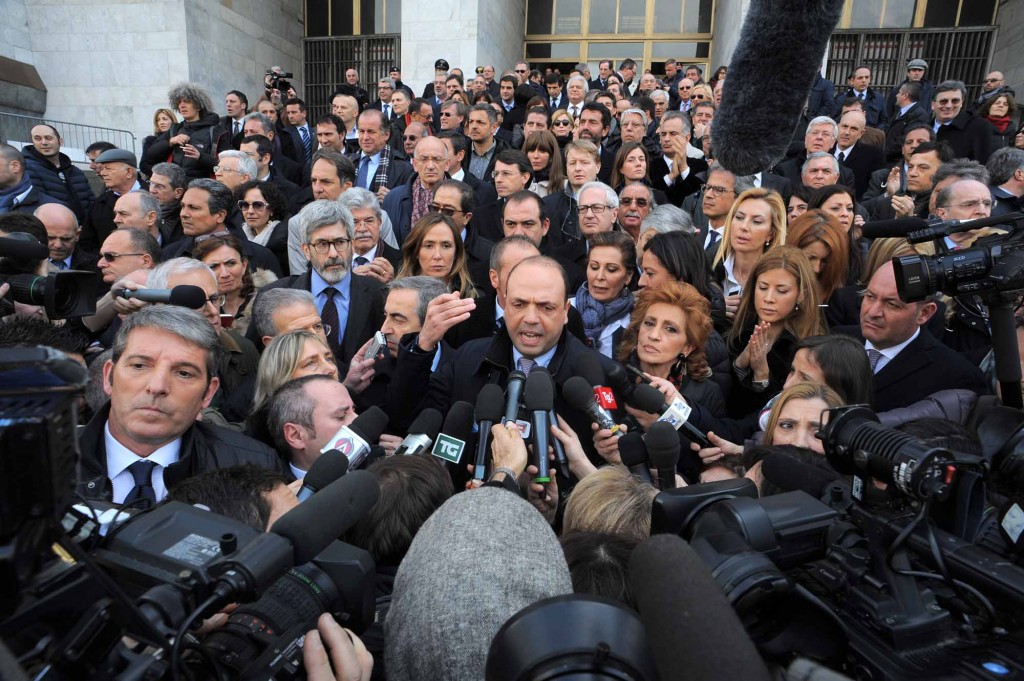 Berlusconi ai ministri Pdl: «Pronti ad andarvene»