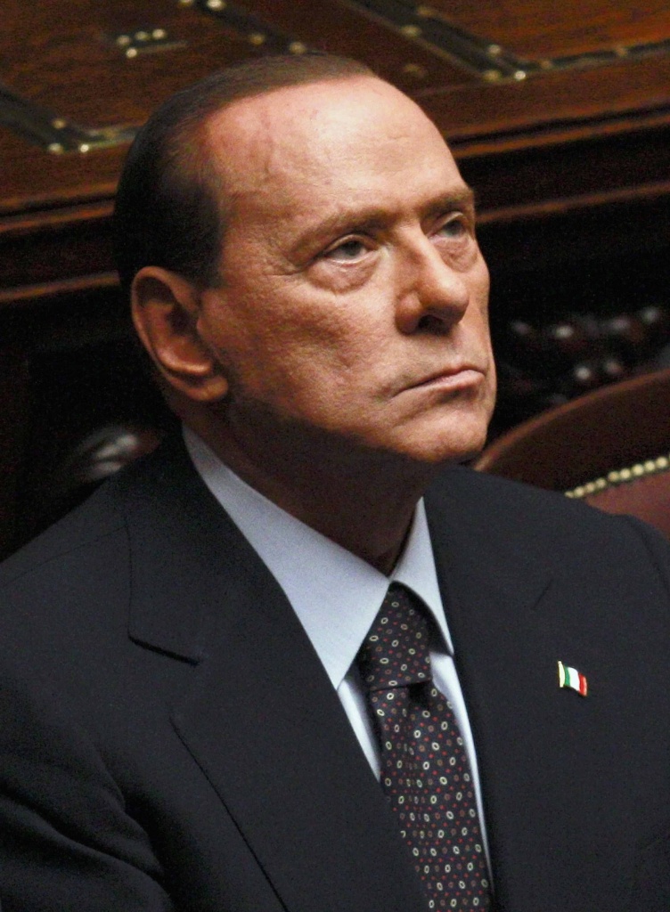 Berlusconi si fa scudo con i figli: “Si sentono come ebrei con Hitler”