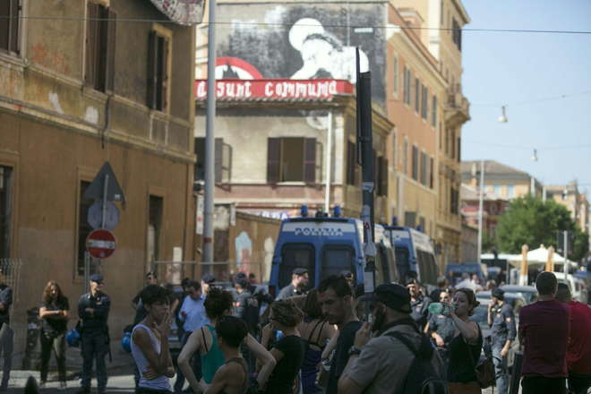Blitz di ferragosto, sgomberato «Communia» a Roma, spazio di mutuo soccorso