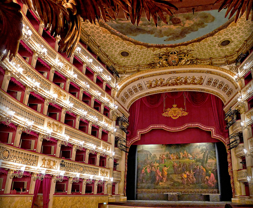 Teatro San Carlo, un coro di no alla «priorità» di Letta