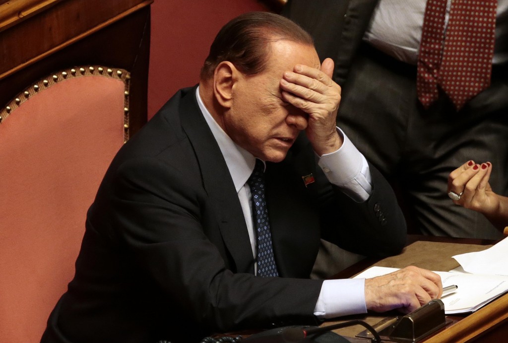 Berlusconi con un piede fuori