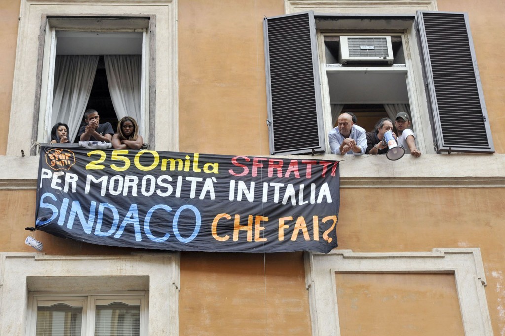 A Roma, città degli sfratti, Silvio difende la sua casa