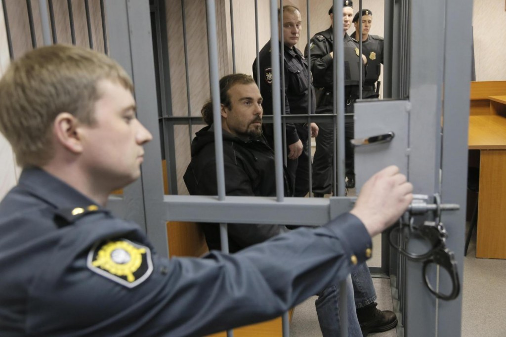 Gli attivisti di Greenpeace in cella a San Pietroburgo in attesa di giudizio
