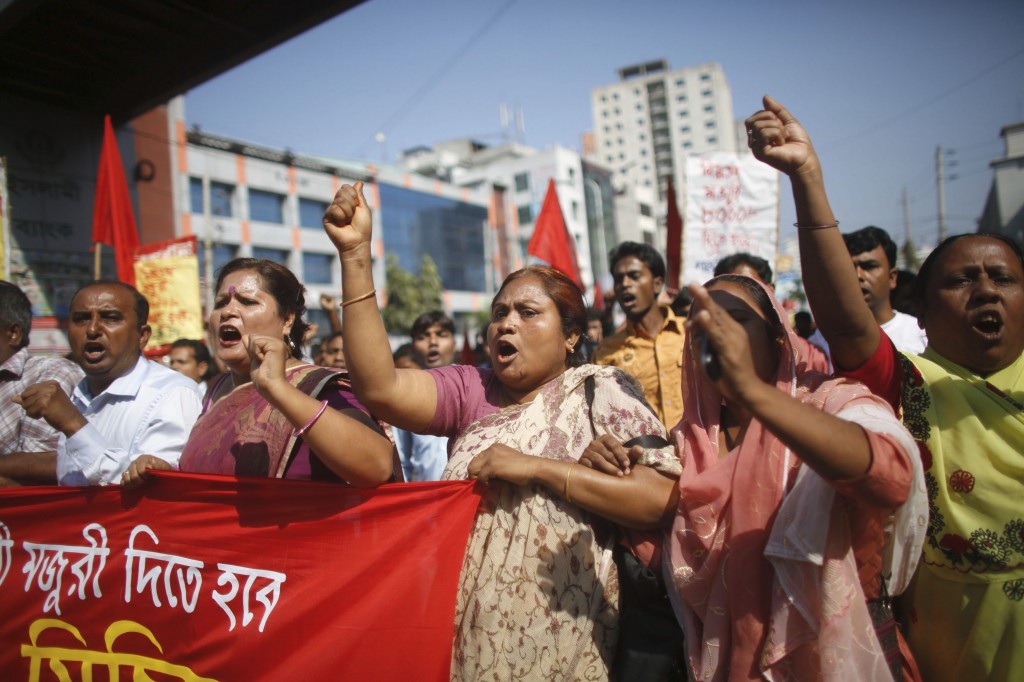 Dhaka, tessili in piazza: «Vogliamo 100$ al mese»