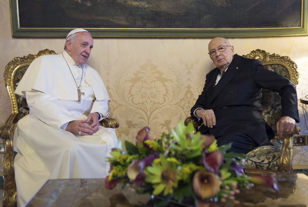Napolitano riceve il papa e prega per le larghe intese