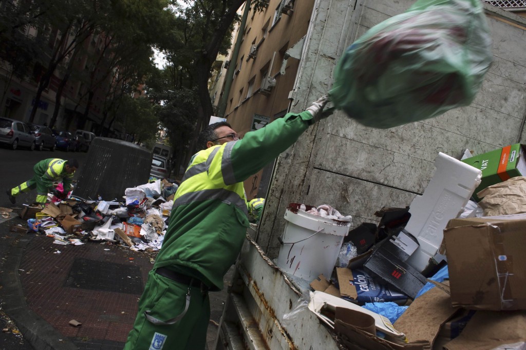 Salvi gli spazzini di Madrid. Lo sciopero dei rifiuti ha funzionato