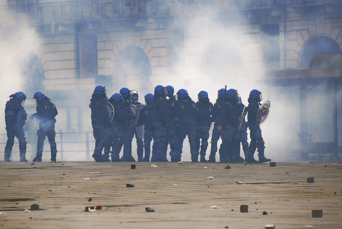 Grillo ai poliziotti: «Non proteggete i politici»