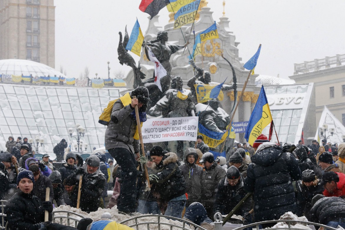 A Kiev il governo alza la posta e guarda alla Russia