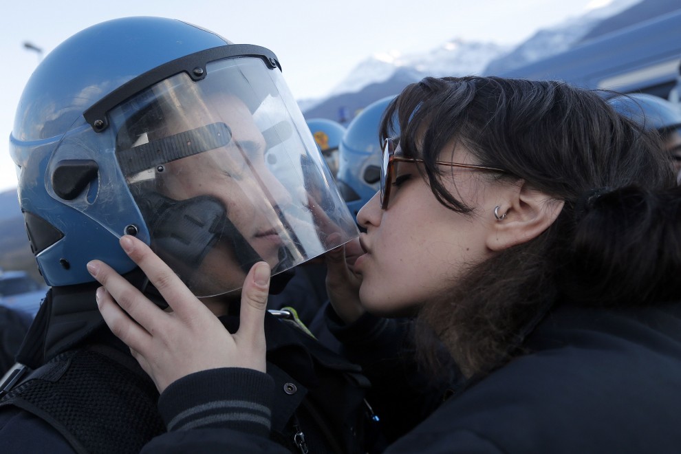 L’attivista del bacio al poliziotto denunciata per violenza sessuale