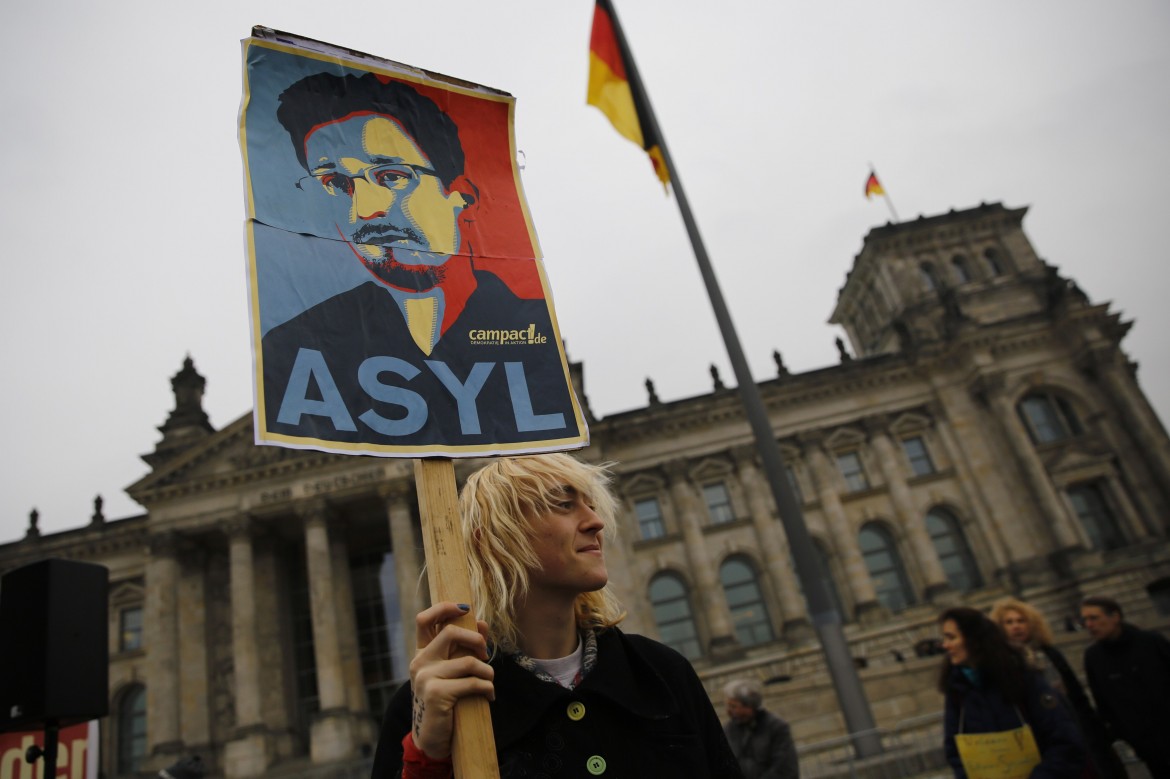 Edward Snowden chiede asilo politico al Brasile