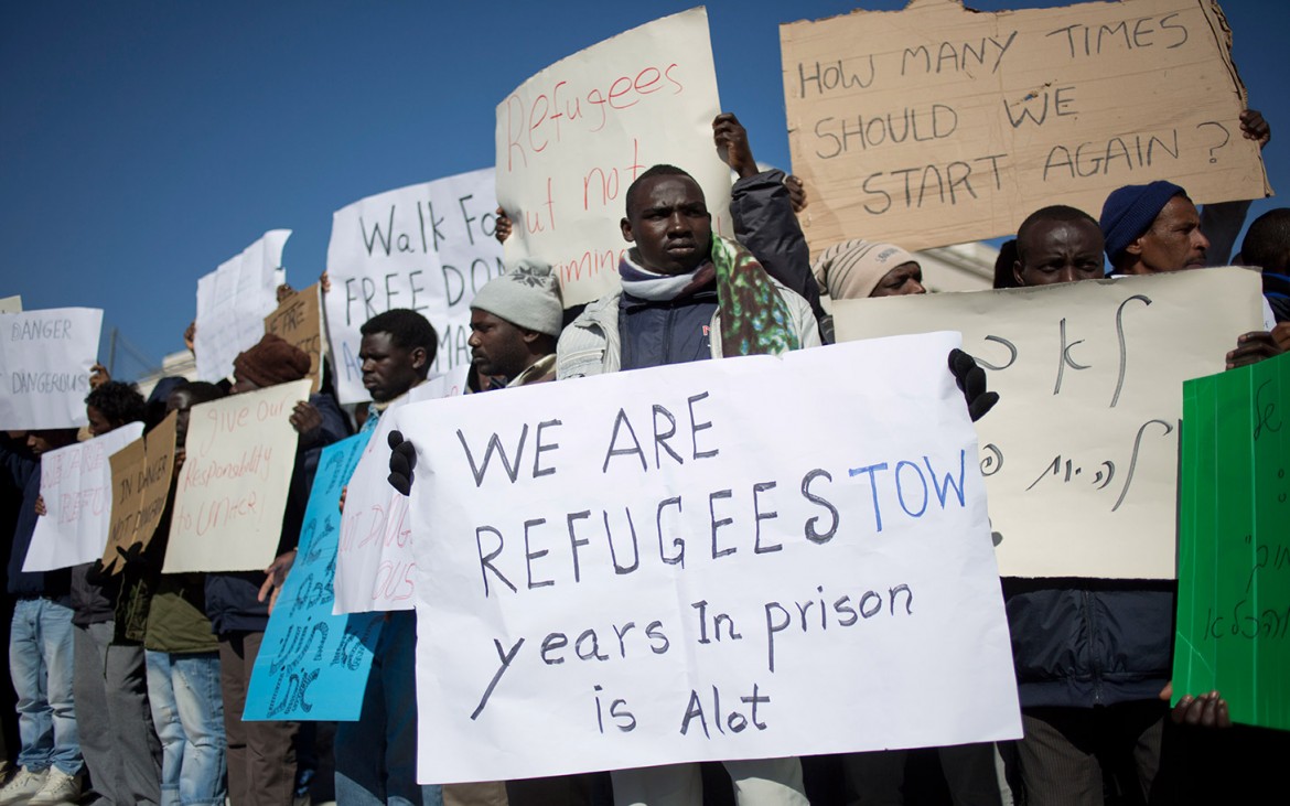 La polizia contro i migranti sudanesi
