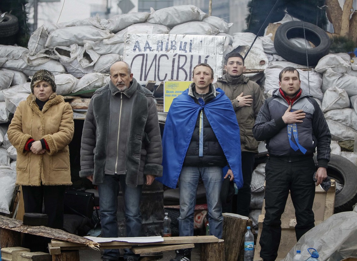 Il prestito russo salva Kiev, ma la piazza non ci crede