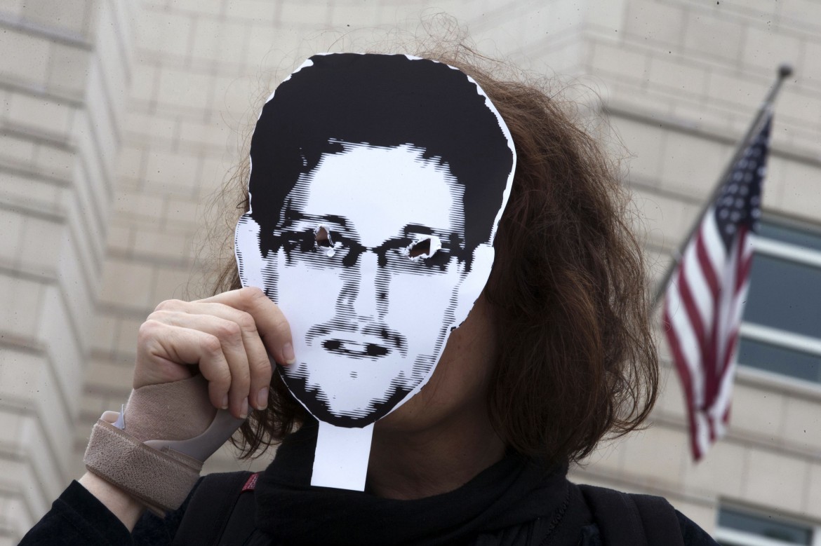 In piazza a S. Paolo attivisti di Avaaz: «Dilma, dai il benvenuto a Snowden»