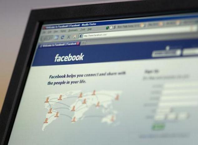 Facebook «monitora i messaggi privati»
