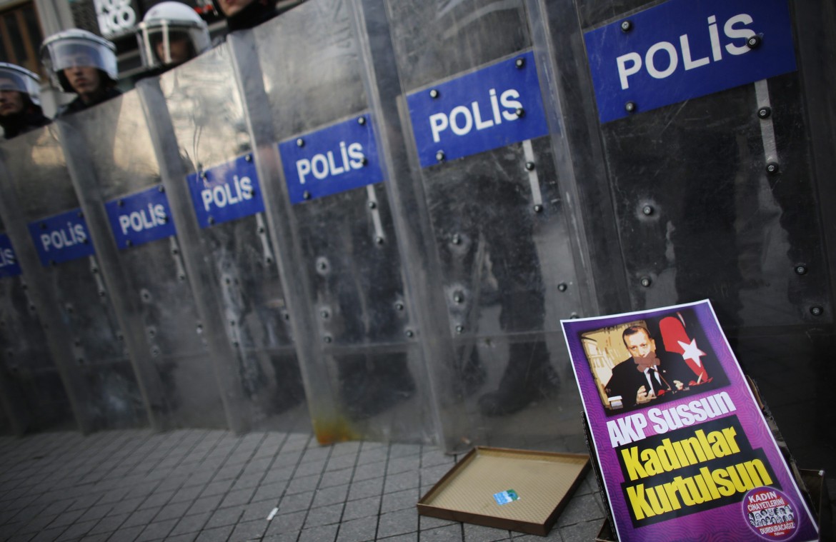 Declassati 350 agenti di Ankara: hanno indagato sulla tangentopoli
