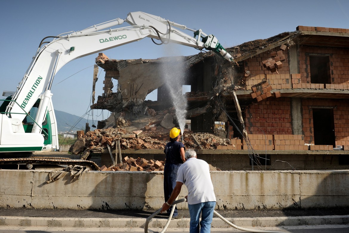In Campania bocciati il condono edilizio e l’acqua ai privati