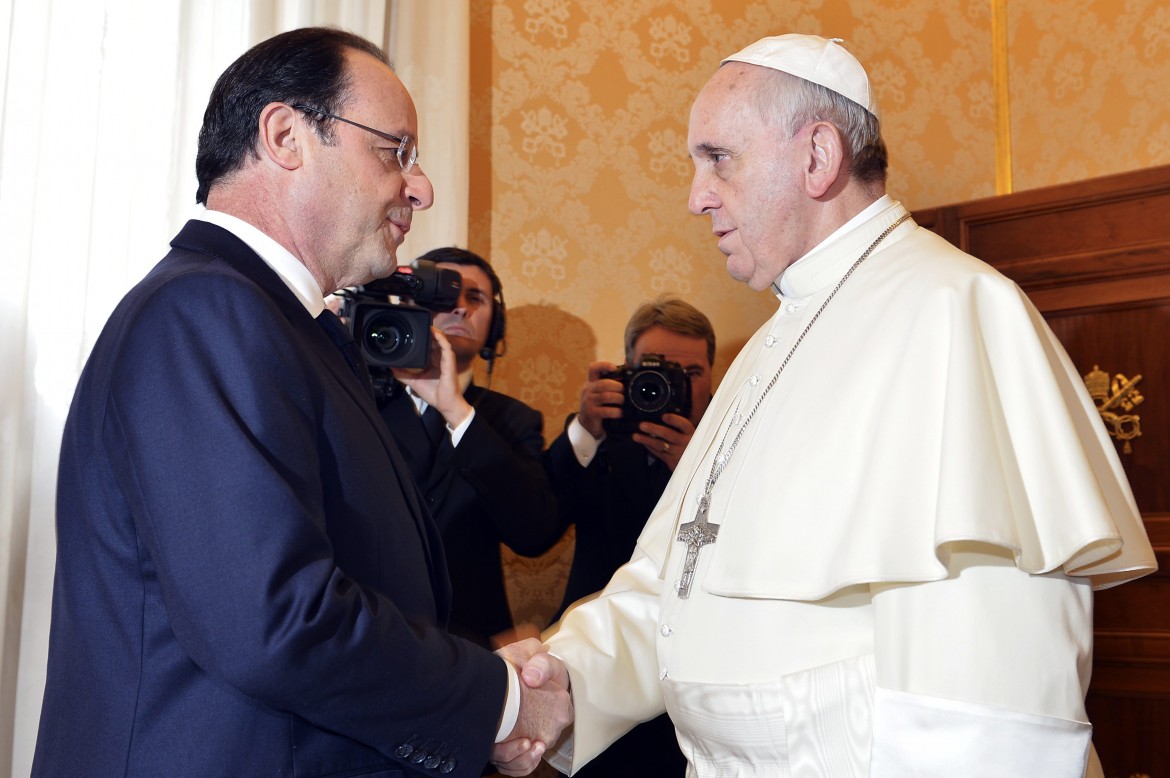 Hollande in visita da papa Francesco, con i cattolici sul piede di guerra